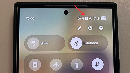Un móvil Android con la N activada en la barra superior
