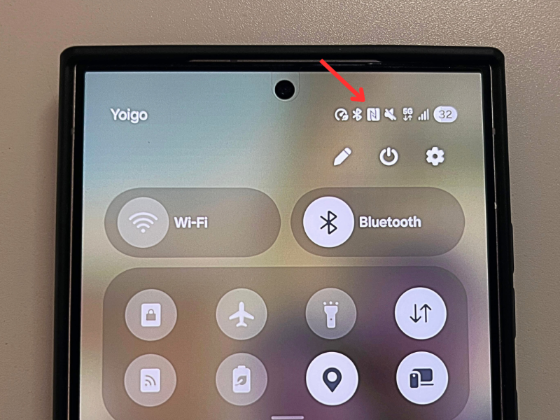 Un móvil Android con la N activada en la barra superior
