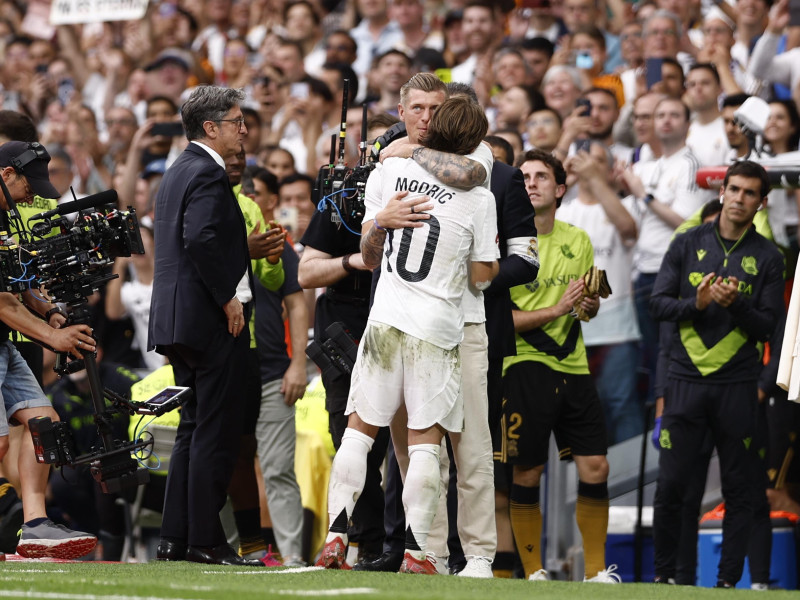 Modric se abraza con Toni Kroos en su último partido en el Bernabéu