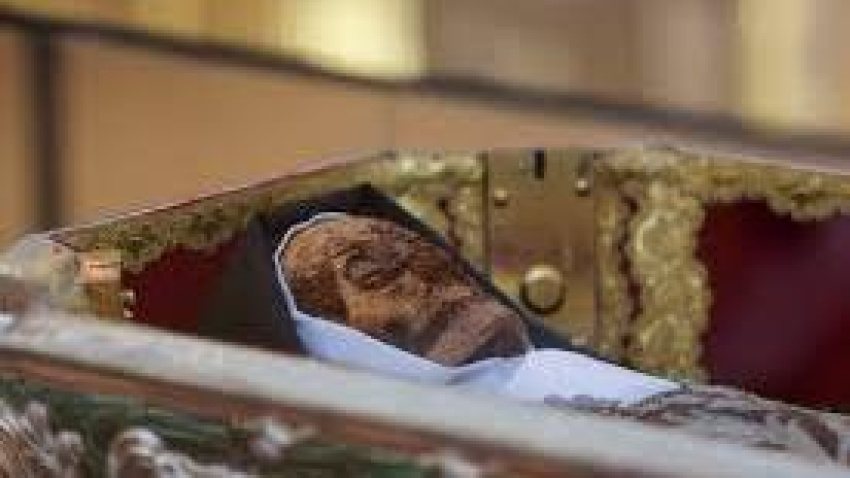 El cuerpo de Santa Teresa expuesto en Alba de Tormes