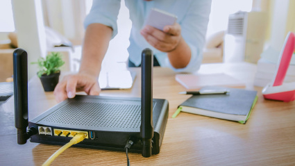 Un señor se asegura de tener una conexión a internet óptima para teletrabajar
