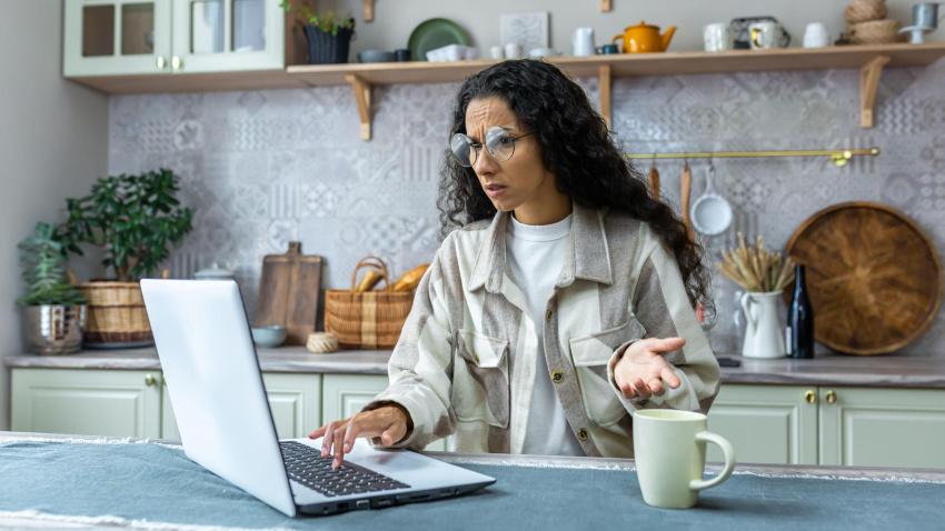 Una chica joven con mala conexión a internet por la mala elección al colocar el wifi