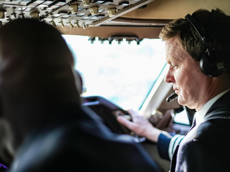 Dos pilotos en la cabina durante un vuelo comercial de pasajeros