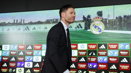 El exjugador del Real Madrid Xabi Alonso es presentado como nuevo entrenador del equipo este lunes en Madrid