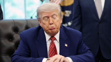 El presidente de los Estados Unidos, Donald J. Trump, habla después de firmar órdenes ejecutivas sobre energía nuclear en la Oficina Oval de la Casa Blanca en Washington, D.C.