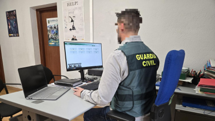 Un guardia civil durante la investigación del robo