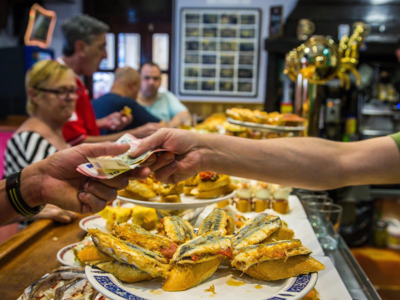 Va a cobrar la cuenta a unos clientes de su bar y se encuentra una nota y la mesa vacía: varias veces