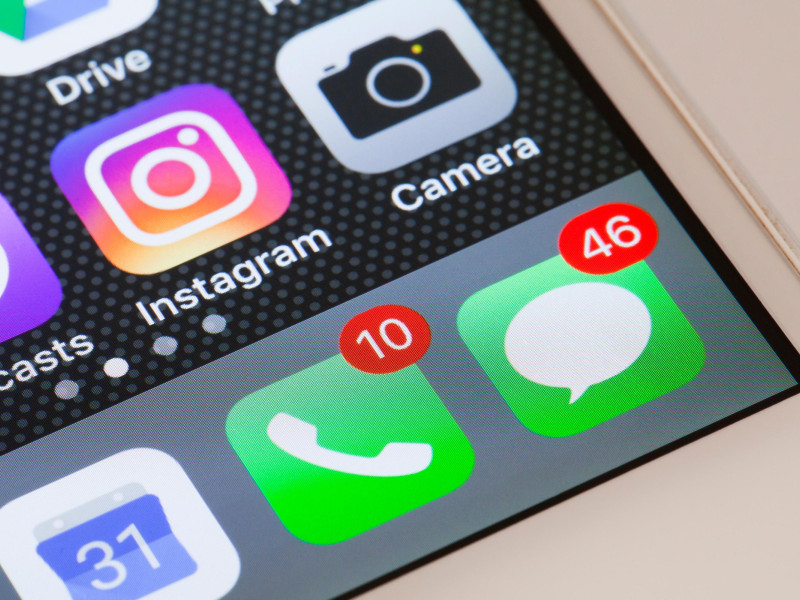 Notificaciones de llamadas perdidas y mensajes sin leer en la pantalla de un smartphone