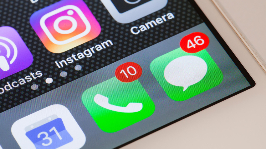 Notificaciones de llamadas perdidas y mensajes sin leer en la pantalla de un smartphone