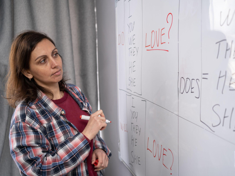 Una profesora de inglés enseñando gramática a sus alumnos