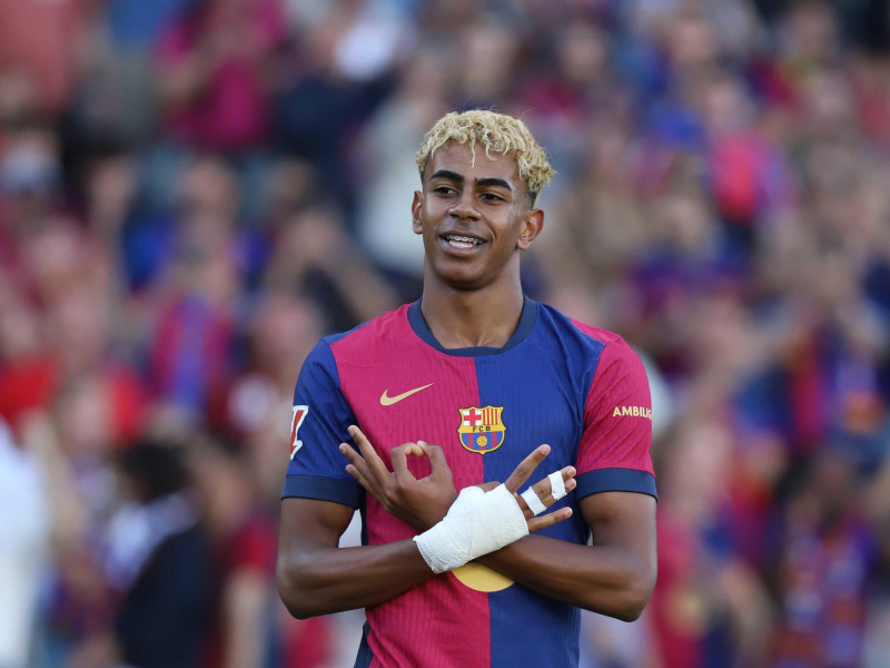 Lamine Yamal (FC Barcelona) celebra tras marcar el primer gol de su equipo durante el partido de La Liga EA Sports entre el FC Barcelona y el Villarreal CF en el Estate Olimpic Lluis Companys el 18 de mayo de 2025 en Barcelona.