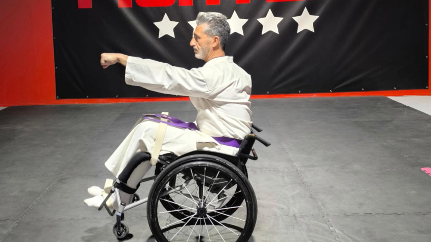 David Castrejón practicando para-karate