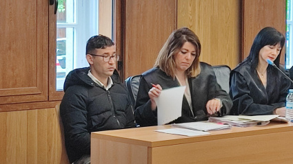 José Uriel con su abogada en el juicio