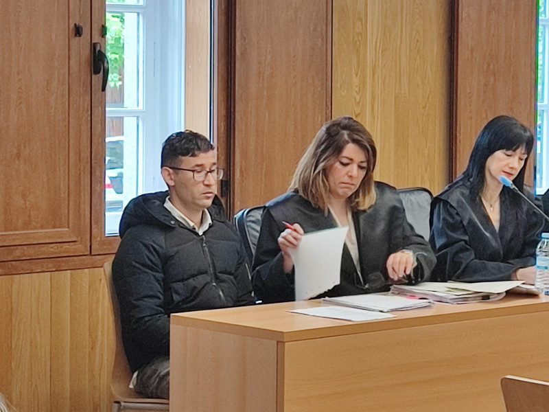 José Uriel con su abogada en el juicio