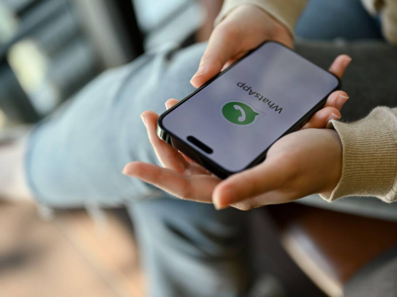 Imagen de primer plano de una mujer usando la app de WhatsApp para chatear