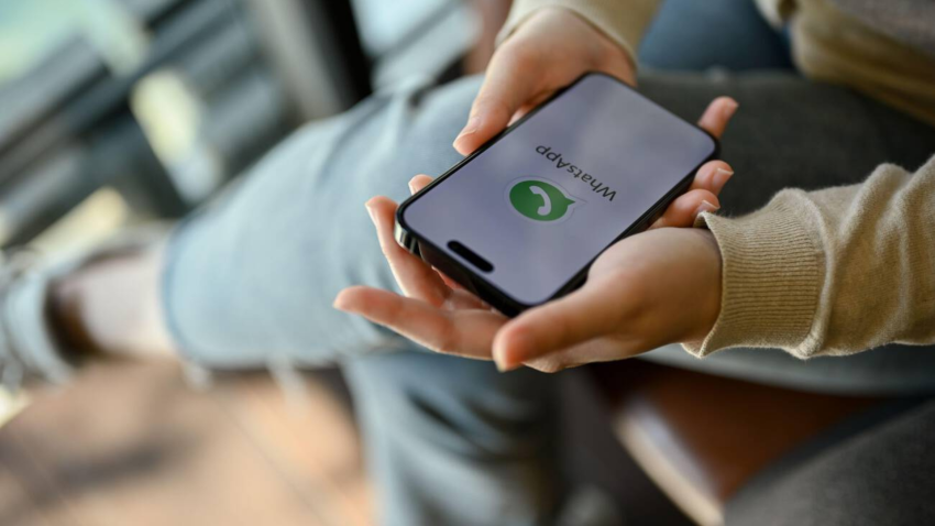 Imagen de primer plano de una mujer usando la app de WhatsApp para chatear