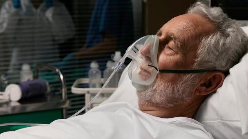 Anciano con necesidad de respirador