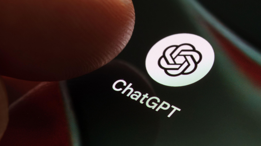 Icono de ChatGPT en la pantalla de un smartphone