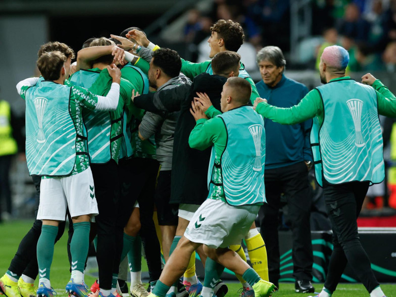 Los jugadores del Betis celebran el 1-0 de Abde contra el Chelsea
