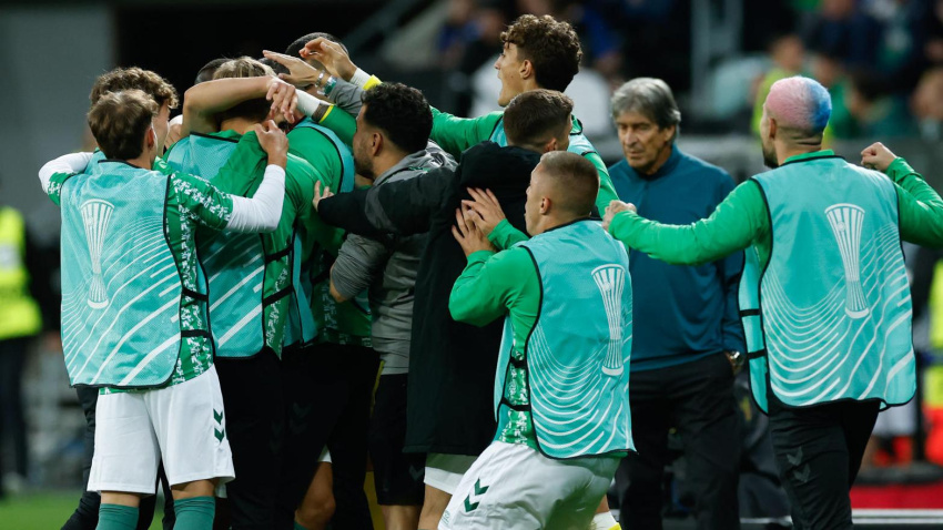 Los jugadores del Betis celebran el 1-0 de Abde contra el Chelsea