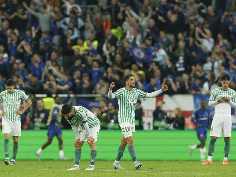Los jugadores del Betis, cabizbajos tras perder la final contra el Chelsea