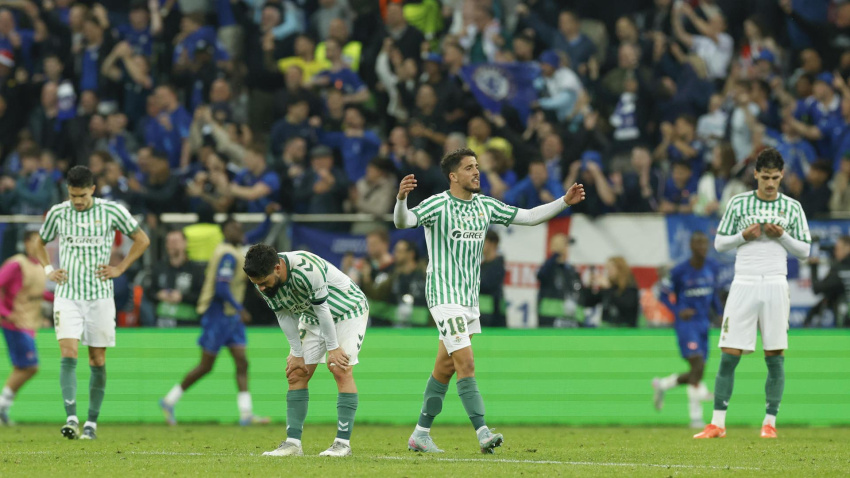 Los jugadores del Betis, cabizbajos tras perder la final contra el Chelsea