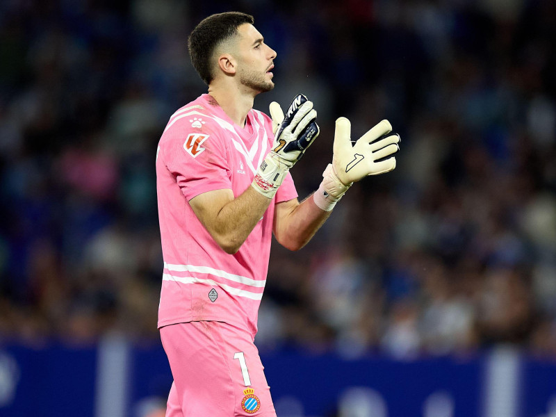 Joan García del RCD Espanyol durante el partido de LaLiga entre el RCD Espanyol de Barcelona y el FC Barcelona en el estadio RCDE