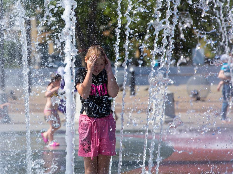 Noches tórridas, asfalto que arde y abanicos a todo gas: la primera ola de calor ya está aquí