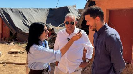 Pilar Cisneros junto al presidente y el capitán del Paiporta CF