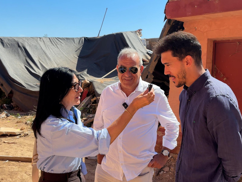 Pilar Cisneros junto al presidente y el capitán del Paiporta CF