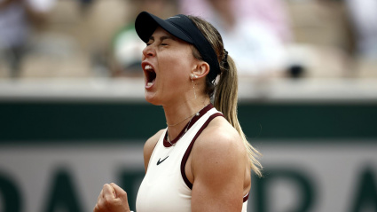 Paula Badosa celebra un punto durante un partido de Roland Garros