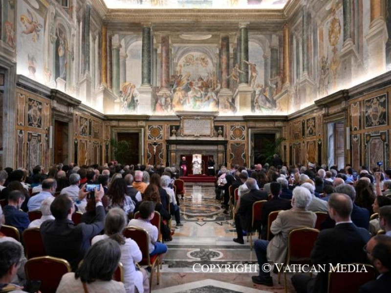 Imagen de la Sala Clementina, en el Vaticano, en el encuentro junto al Papa León XIV