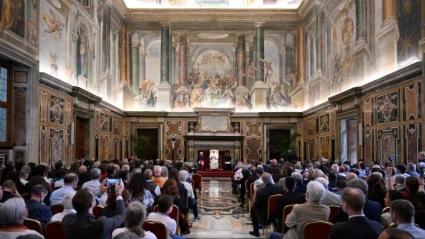 Imagen de la Sala Clementina, en el Vaticano, en el encuentro junto al Papa León XIV