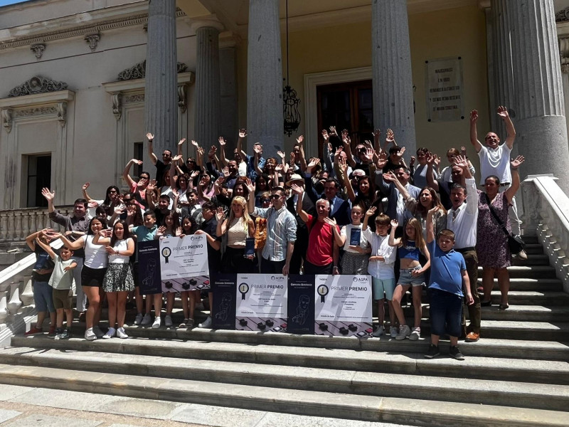 Centros educativos ganadores junto a los finalistas