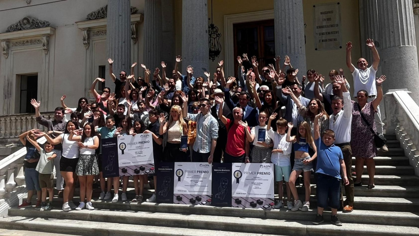 Centros educativos ganadores junto a los finalistas