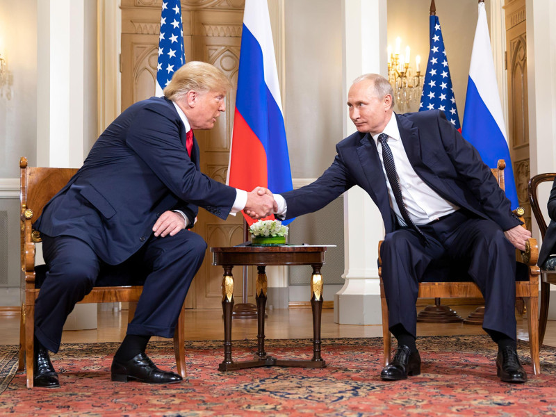 El presidente Donald Trump estrecha la mano con Vladimir Putin durante una reunión en 2019