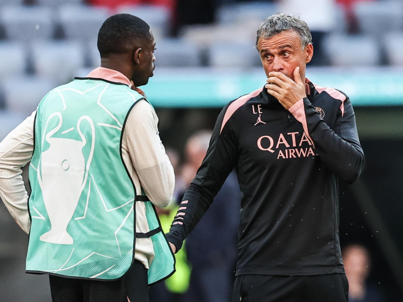 Luis Enrique habla con Ousmane Dembélé en el entrenamiento del PSG