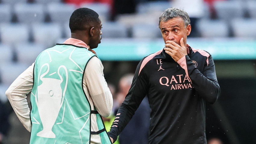 Luis Enrique habla con Ousmane Dembélé en el entrenamiento del PSG