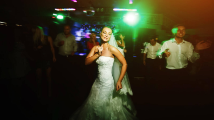 Una novia recién casada bailando en la fiesta de su boda