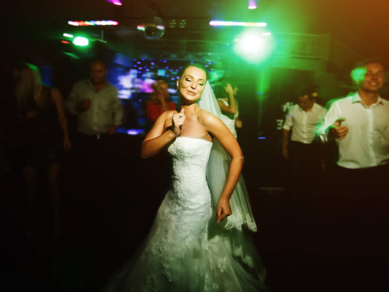 Una novia recién casada bailando en la fiesta de su boda