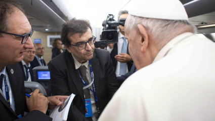Javier Cercas durante el viaje a Mongolia con el Papa Francisco