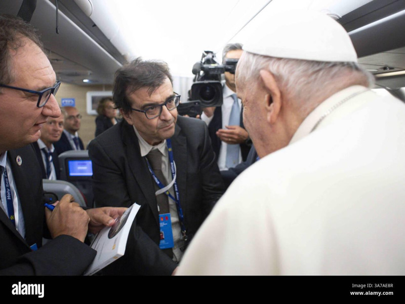 Javier Cercas durante el viaje a Mongolia con el Papa Francisco