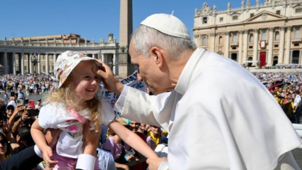 El Papa León XIV saluda a los fieles antes de comenzar la misa por el Jubileo en San Pedro