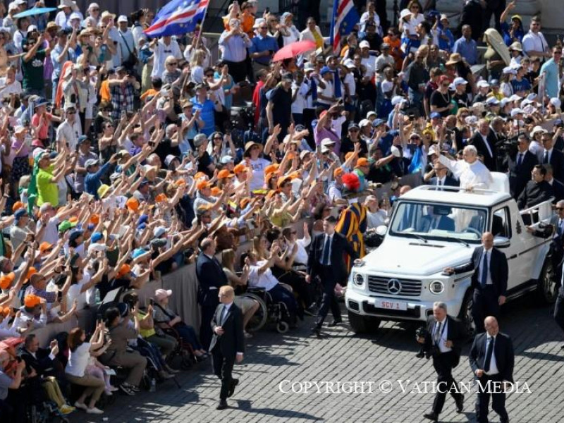 El Papa León XIV recibe el cariño de cientos de fieles minutos antes de comenzar la Misa por el Jubileo