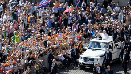 El Papa León XIV recibe el cariño de cientos de fieles minutos antes de comenzar la Misa por el Jubileo