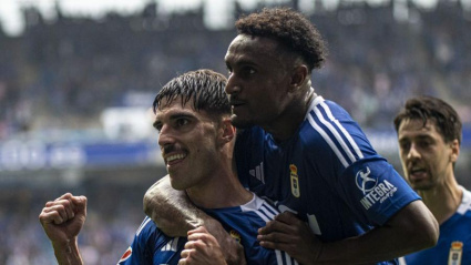 Nacho Vidal y Hassan celebran el 2º gol del Oviedo al Cádiz.