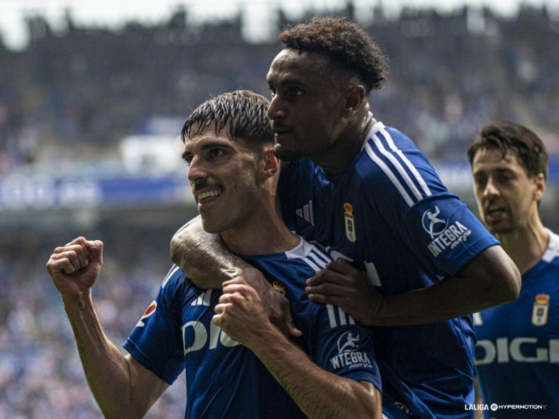 Nacho Vidal y Hassan celebran el 2º gol del Oviedo al Cádiz.