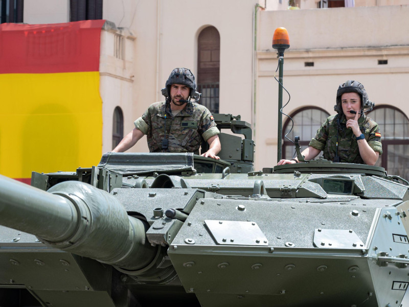 Dos militares sobre un tanque Leopard del Ejército de Tierra