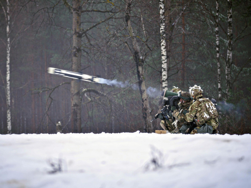 Soldados americanos realizando pruebas de lanzamiento con un misil Javelin en 2017