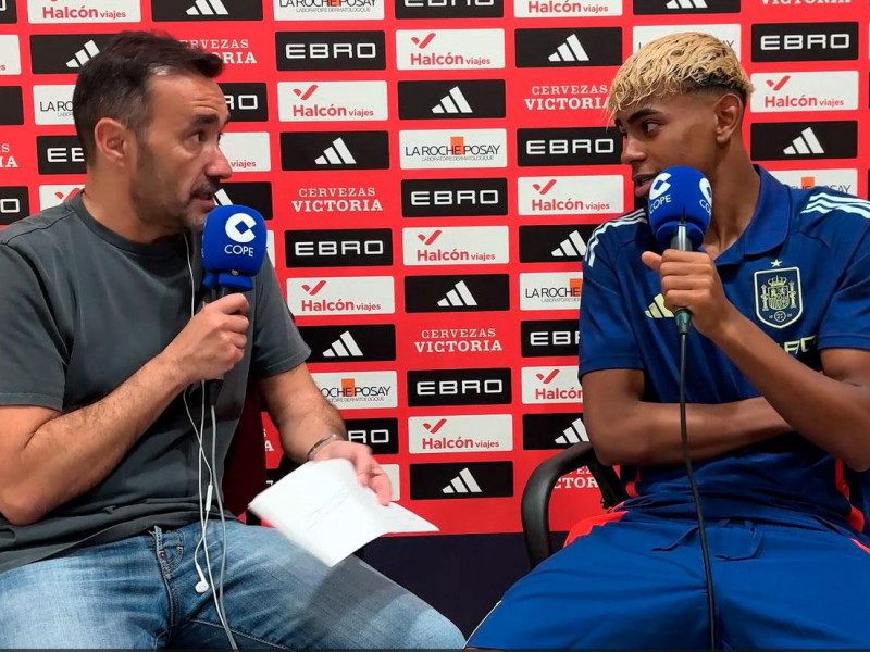 Juanma Castaño con Lamine Yamal, en El Partidazo de COPE